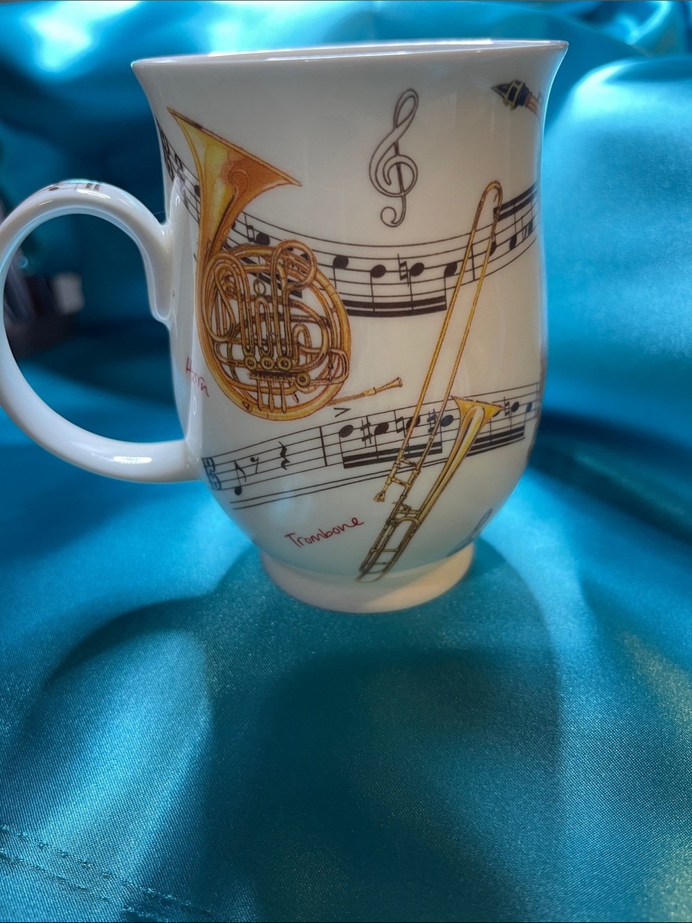 Music-Themed Ceramic Mug in White and Gold